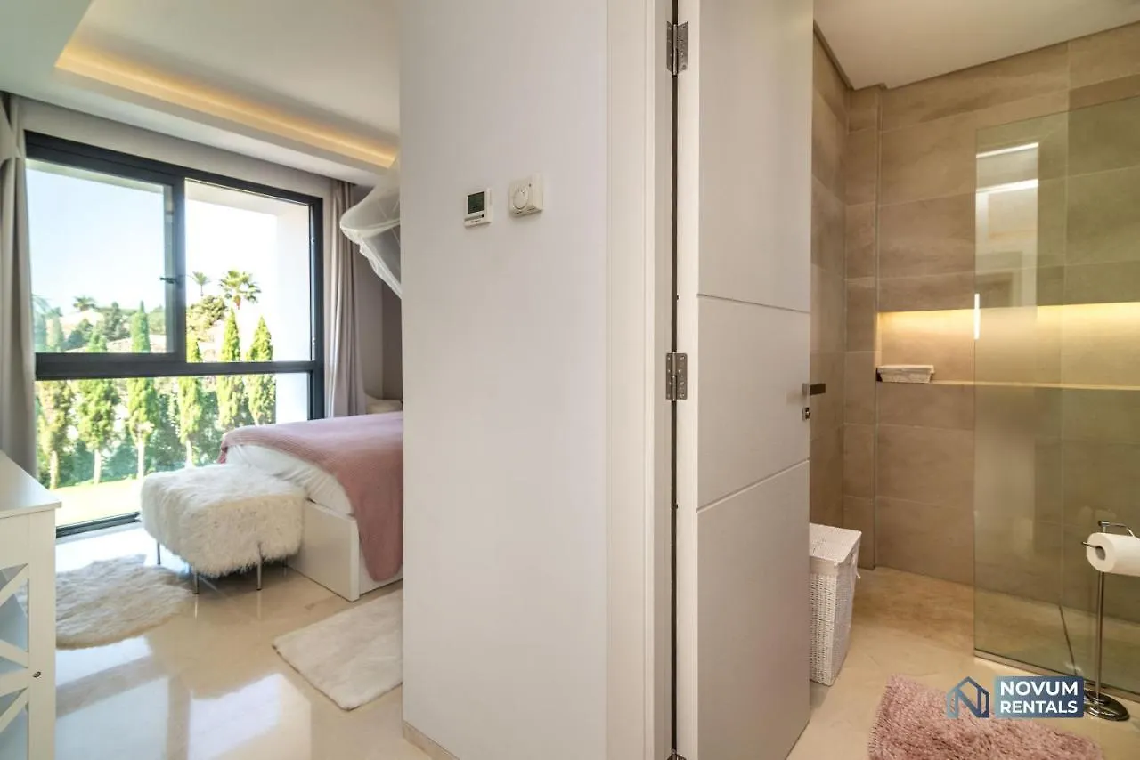 Remarkable 5-Bdrm Villa - Heated Pool & Gym Estepona Spain