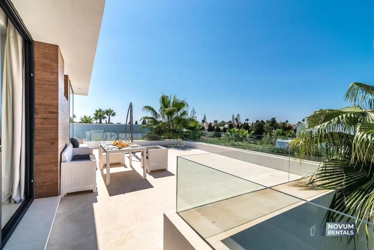 Remarkable 5-Bdrm Villa - Heated Pool & Gym Estepona