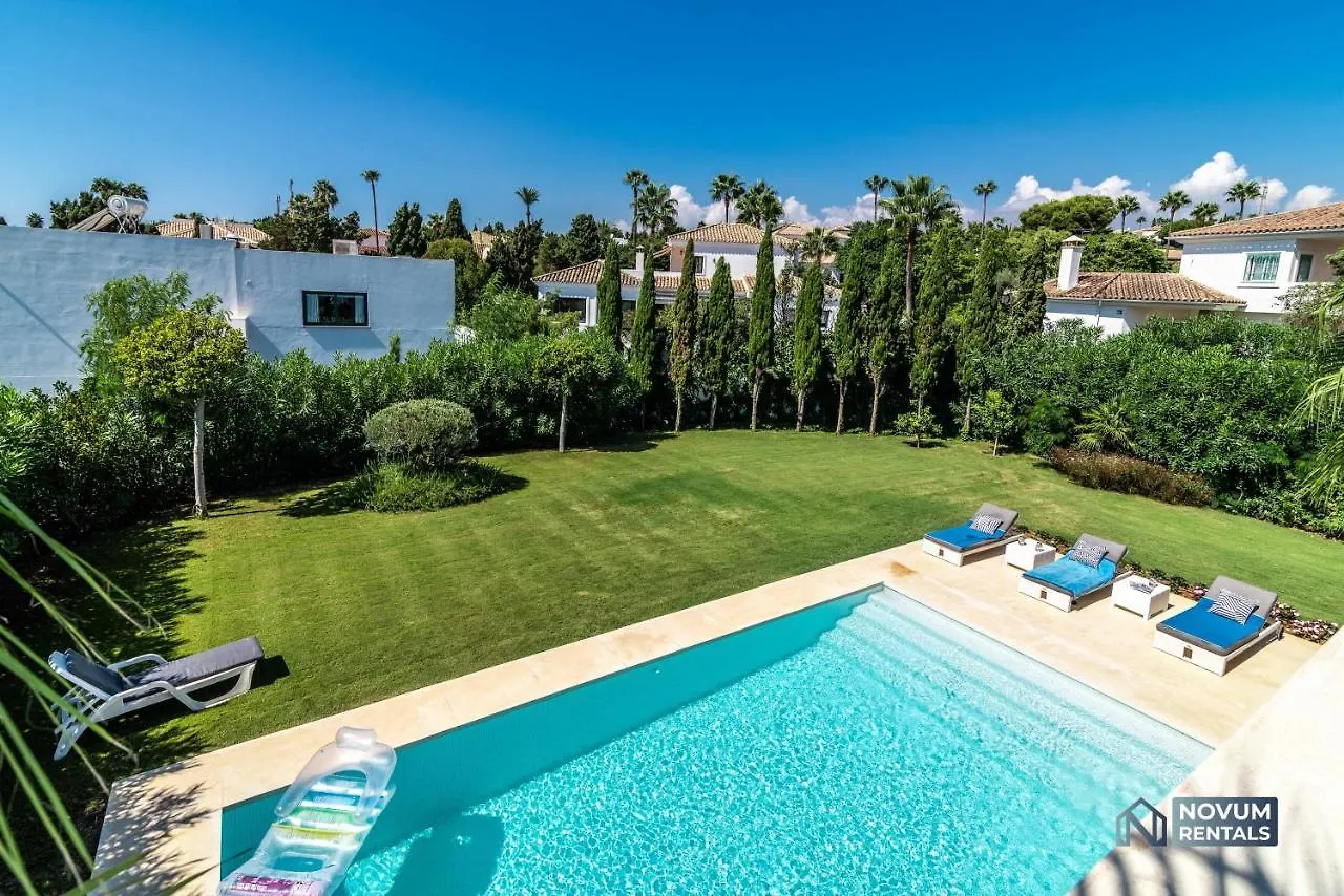 Remarkable 5-Bdrm Villa - Heated Pool & Gym Estepona Spain