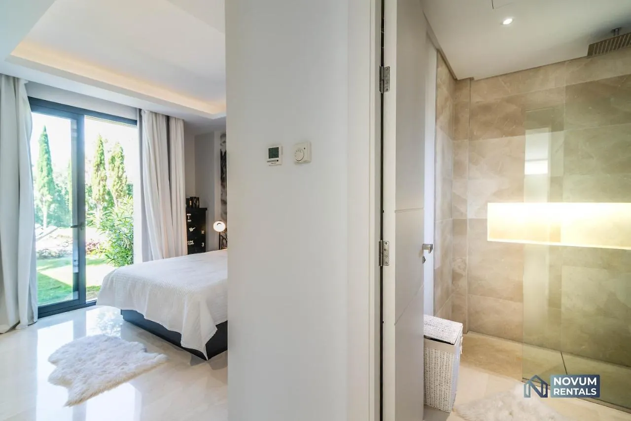 Remarkable 5-Bdrm Villa - Heated Pool & Gym Estepona