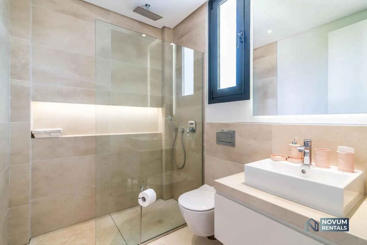 Remarkable 5-Bdrm Villa - Heated Pool & Gym Estepona