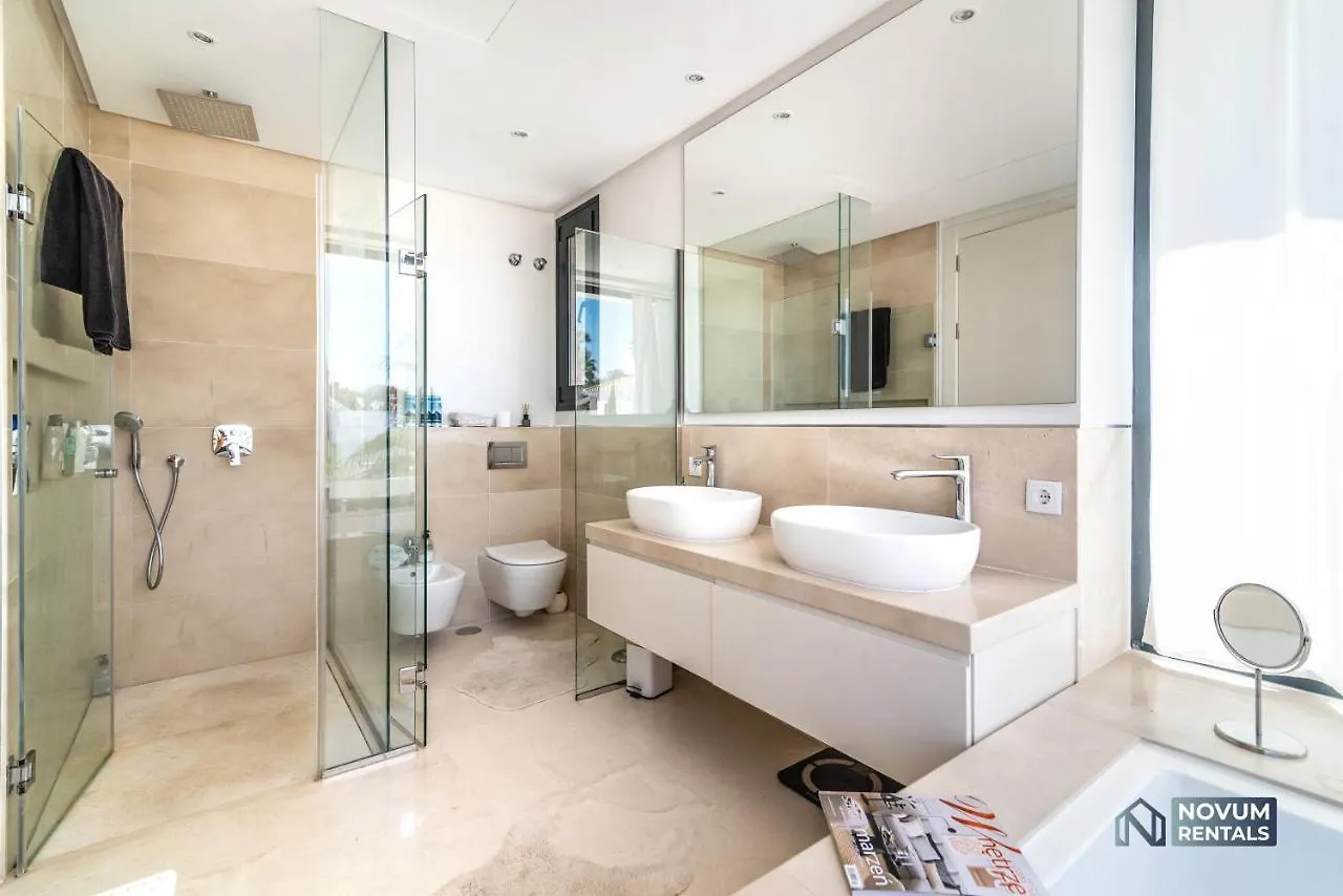 Remarkable 5-Bdrm Villa - Heated Pool & Gym Estepona