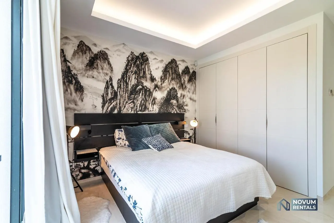 Remarkable 5-Bdrm Villa - Heated Pool & Gym Estepona