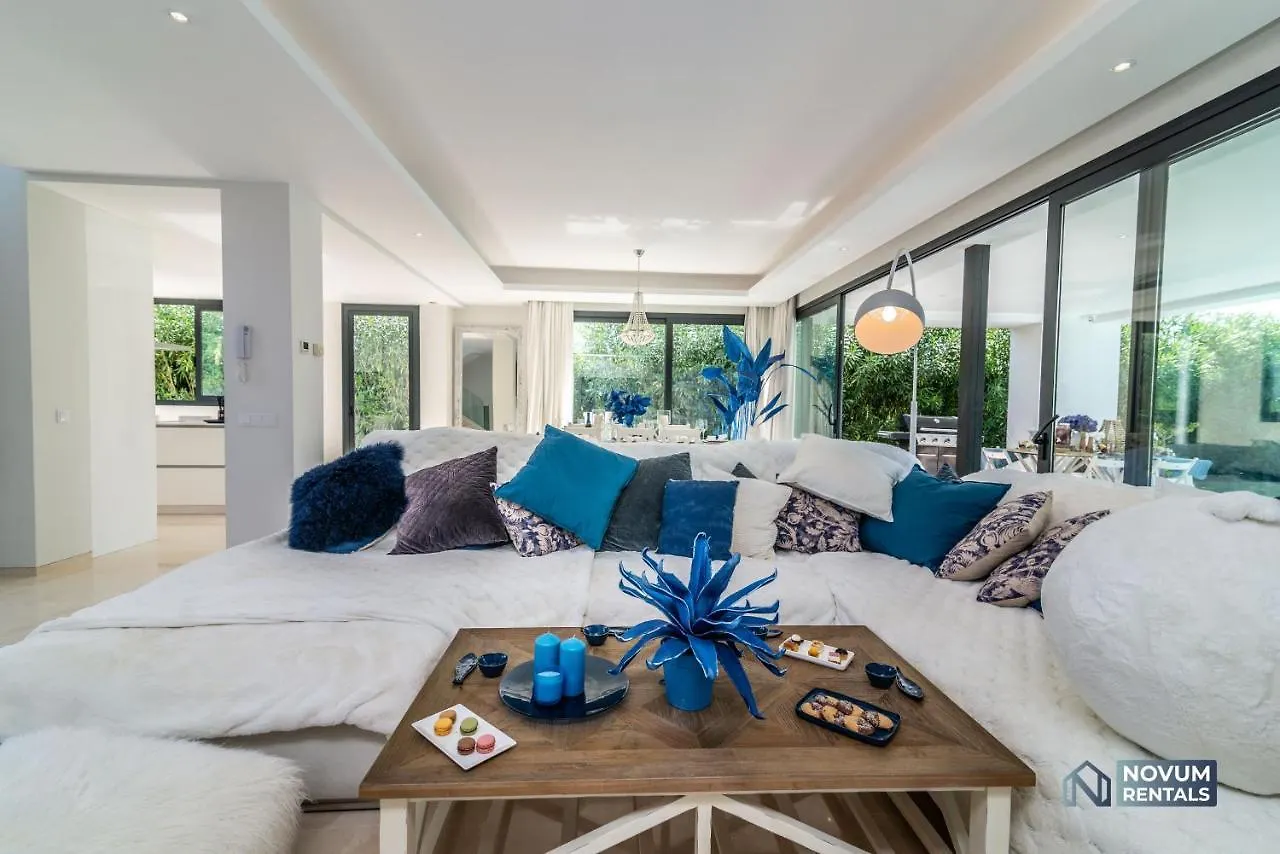 Remarkable 5-Bdrm Villa - Heated Pool & Gym Estepona