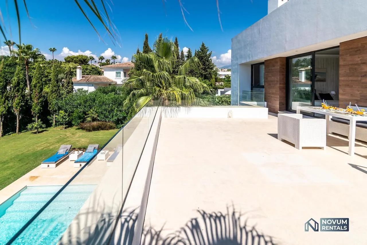 Remarkable 5-Bdrm Villa - Heated Pool & Gym Estepona 0*,