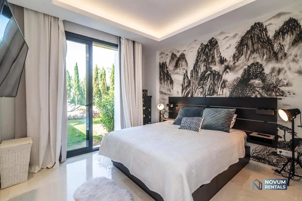 Remarkable 5-Bdrm Villa - Heated Pool & Gym Estepona