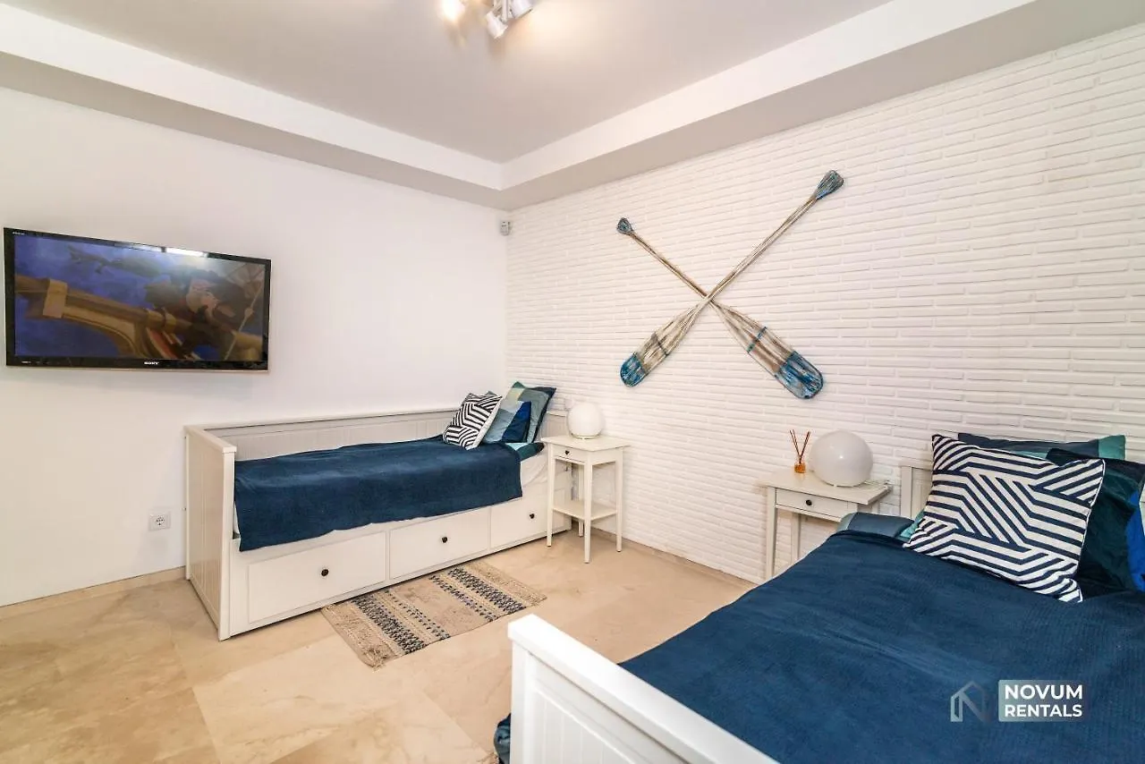Remarkable 5-Bdrm Villa - Heated Pool & Gym Estepona