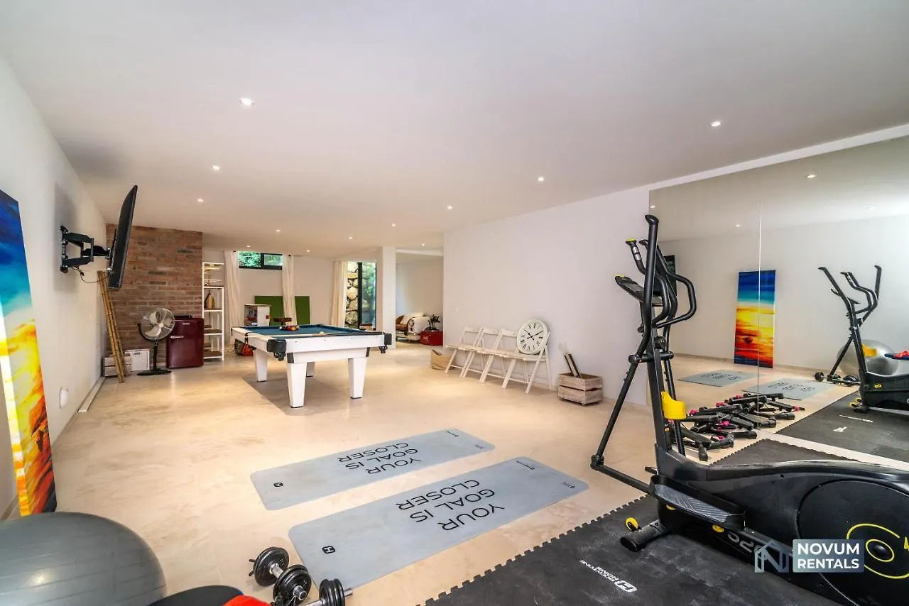 Remarkable 5-Bdrm Villa - Heated Pool & Gym Estepona Spain