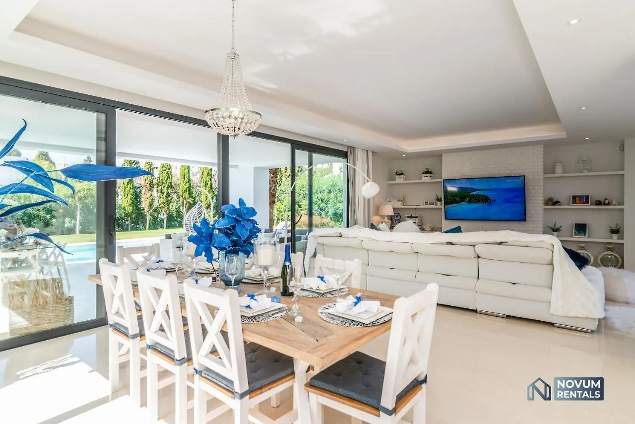 Remarkable 5-Bdrm Villa - Heated Pool & Gym Estepona 0*,