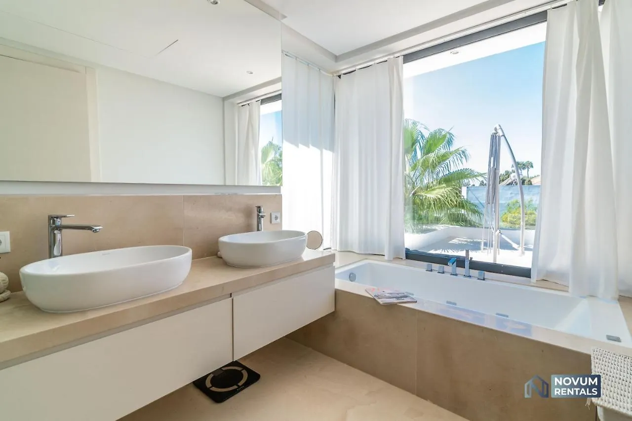 Remarkable 5-Bdrm Villa - Heated Pool & Gym Estepona