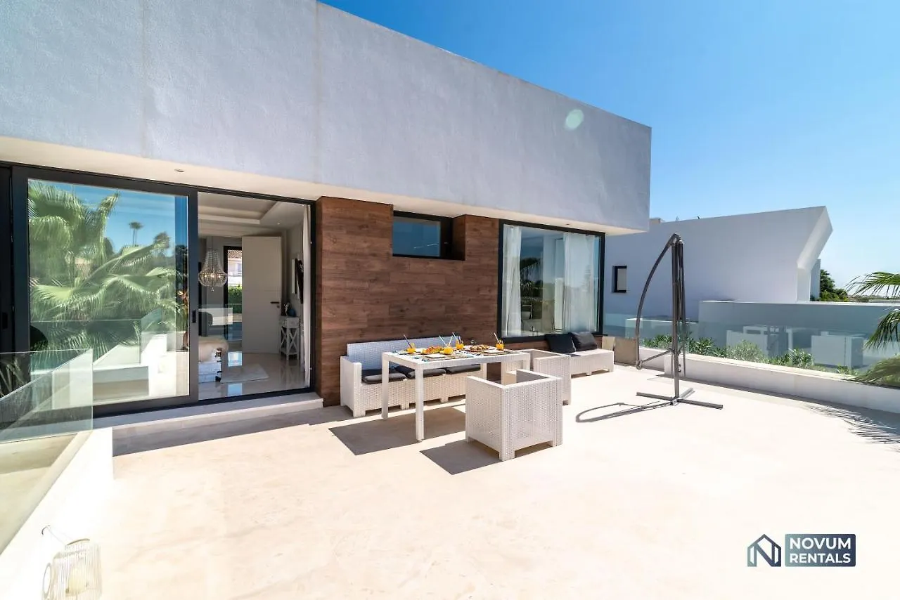 Remarkable 5-Bdrm Villa - Heated Pool & Gym Estepona