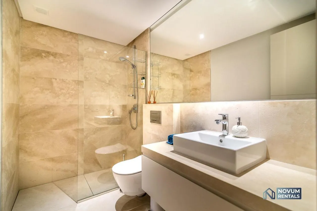 Remarkable 5-Bdrm Villa - Heated Pool & Gym Estepona 0*,