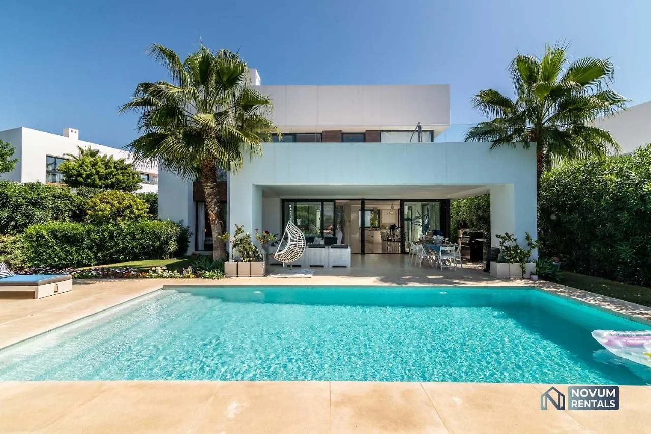 Remarkable 5-Bdrm Villa - Heated Pool & Gym Estepona