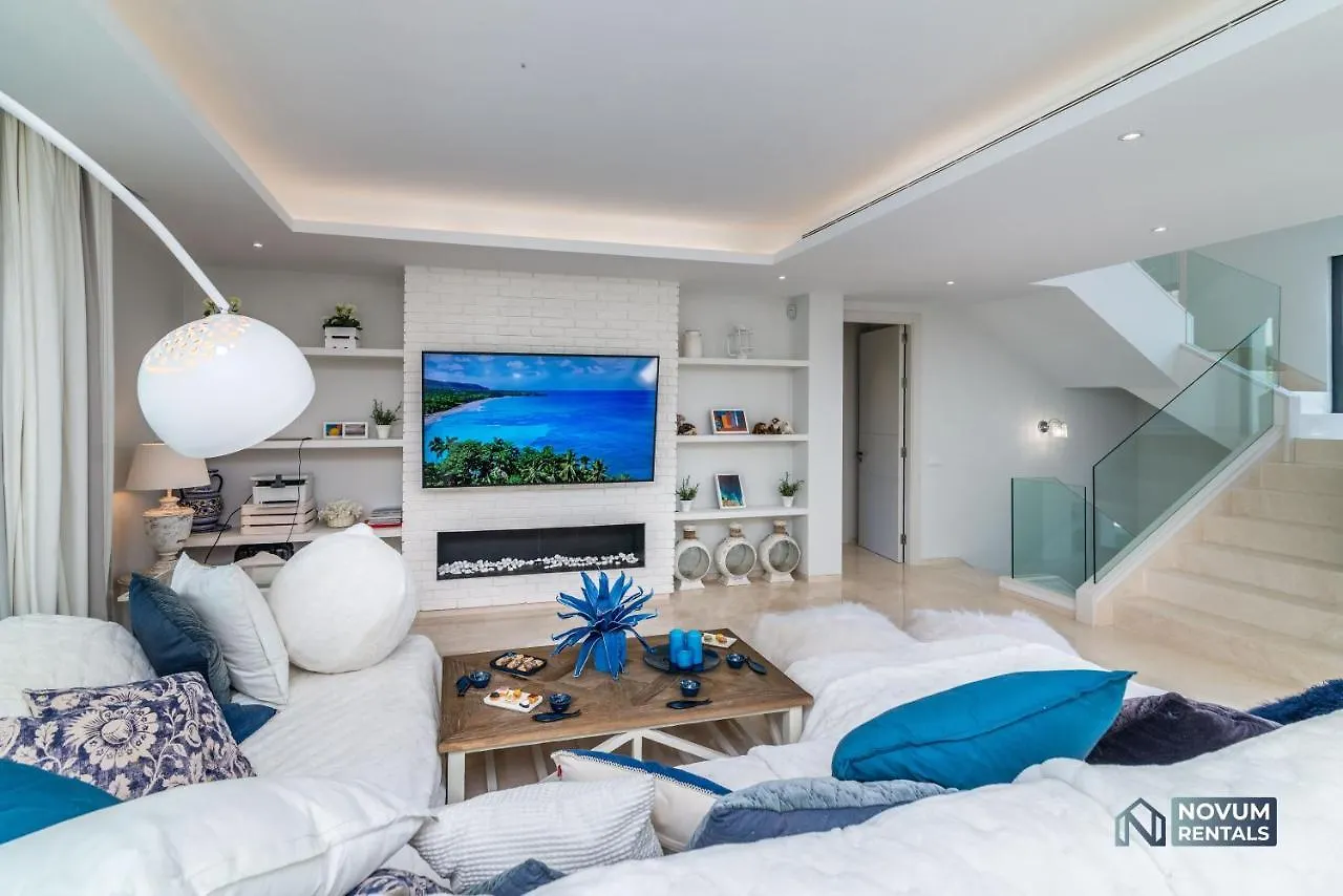 Remarkable 5-Bdrm Villa - Heated Pool & Gym Estepona Spain